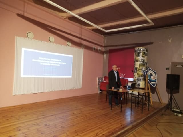 Profesor Wojciech Skóra z wykładami w słupskich liceach