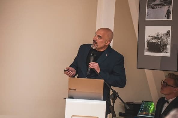 Profesor Arkadiusz Słabig z wykładem na Pikniku Historycznym w Sierakowie